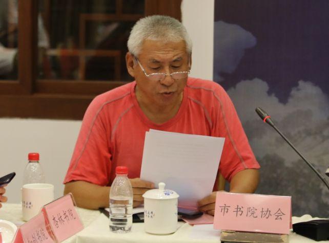 厦门市书院协会副秘书长吴健宣读倡议书