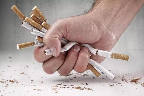 香烟中的尼古丁会对心脏产生刺激,导致血管收缩,可能引发血管狭窄