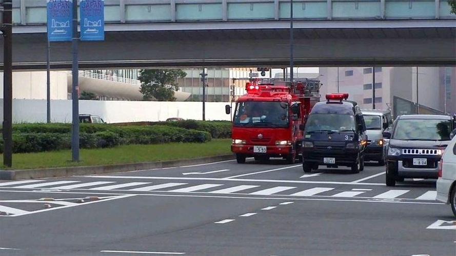 日本消防车出警的是壮观场面