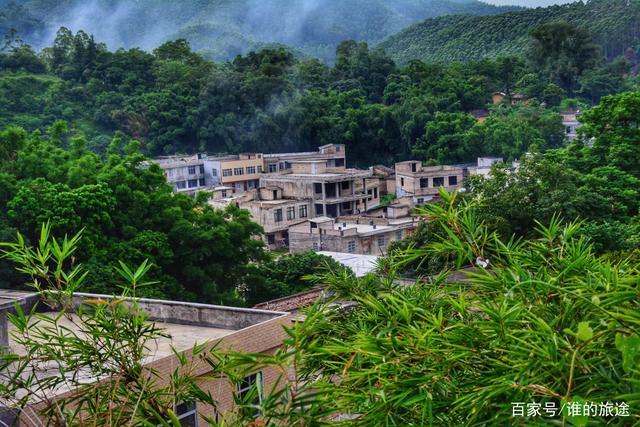 广西陆川县这个大山里的村庄,夜里路灯亮堂堂的,很少见