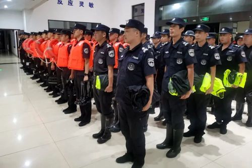 巡特警:严阵以待 巡特警大队全员24小时待命,做好应急处置各项准备