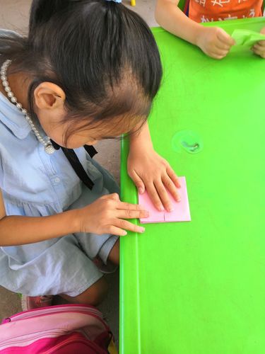 手工折纸让小孩子在折纸的过程中学会思考,锻炼手的协调性,提高幼儿的