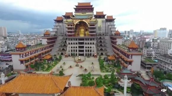 航拍广西的地标性建筑云天宫,一尊大佛造价30多亿,深圳都比不上