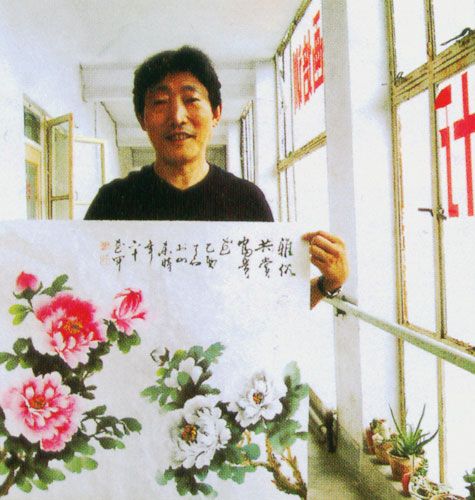王庆新,艺名了石,1945年生于辽宁,满族,中国书法家协会会员,中国