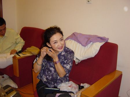 正在化妆的女高音刘玉婉,她的右脸颧骨在外地被磕伤了,上台演出时