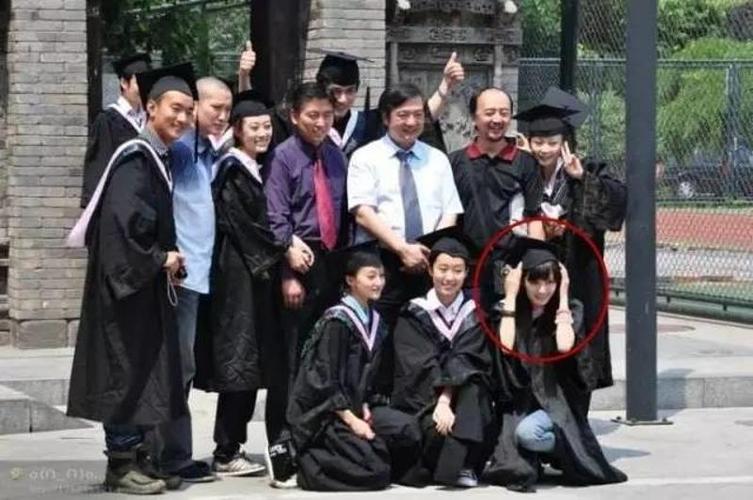 迪丽热巴大学毕业照演绎完美校花,明星毕业照大pk,谁是合影之王