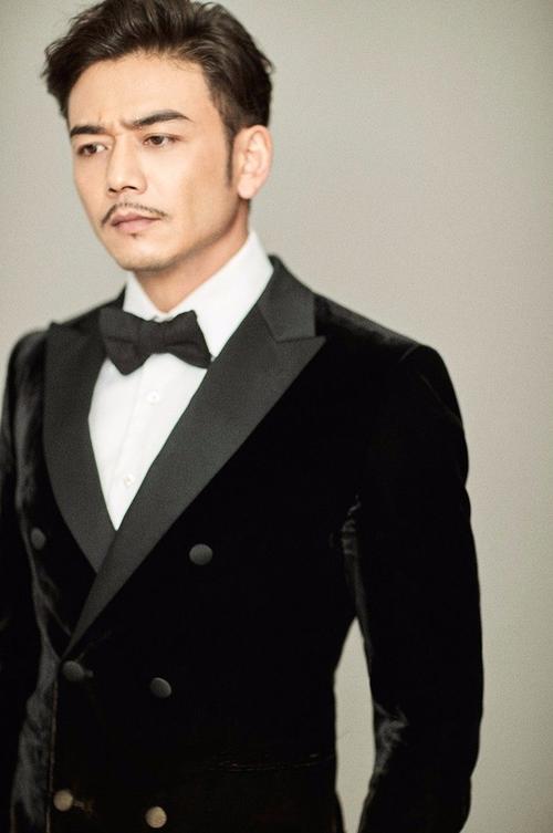 小包总杨烁写真上演"西装杀" 酒窝深情微笑是标配