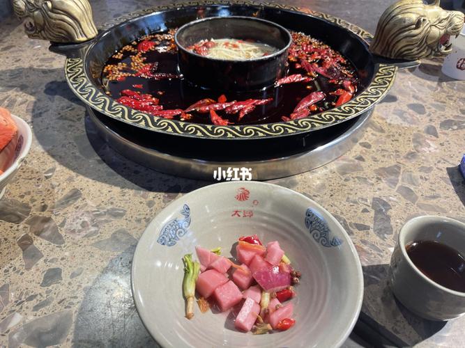 四川泡菜真的好好吃,一顿火锅吃了三碗泡菜,微辣的火锅一点也不辣.