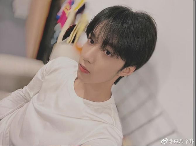 刘耀文仰拍自拍照