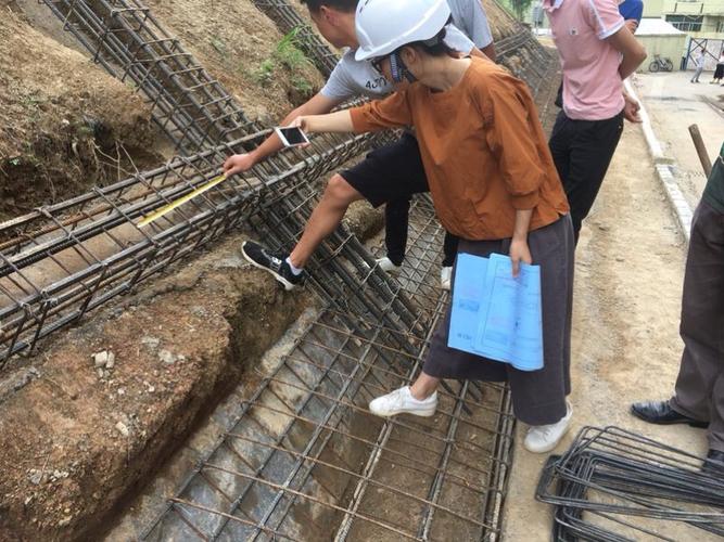 准备进行造孔施工;土质边坡部分锚杆支护施工完成,目前进行格构梁施工