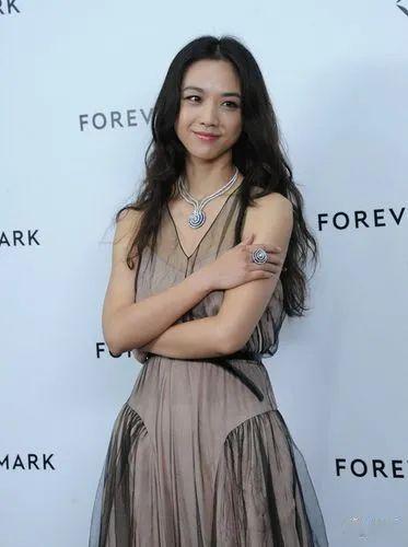 路人镜头下的汤唯13年后依旧如沐春风