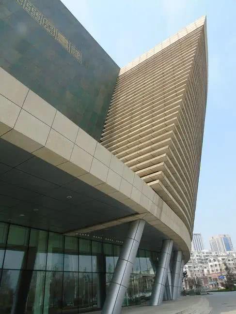 郑州市图书馆因为地铁动工于2017年搬迁至于东区,新馆拥有藏书240万