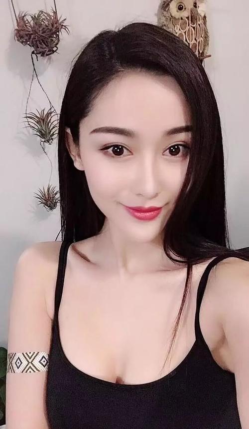她身材堪比柳岩,在《御龙修仙传》中饰演剑灵,网友大