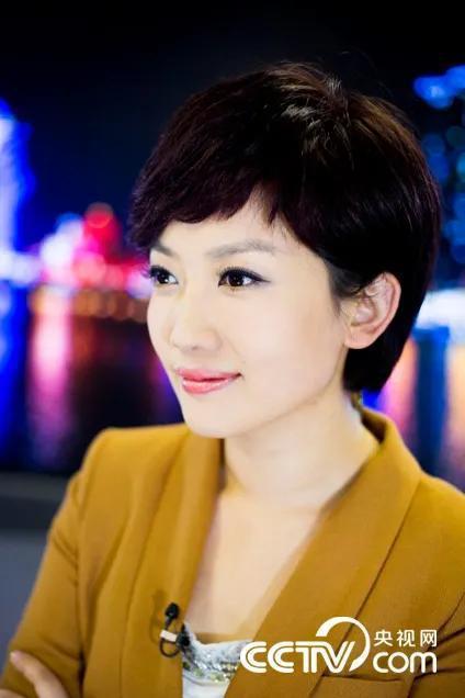 央视主持人王端端个性写真