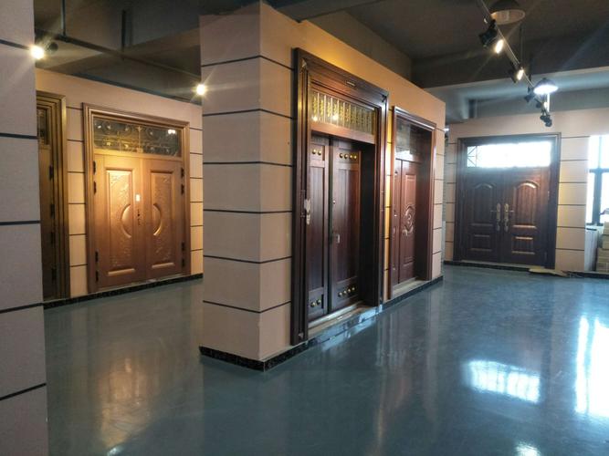 指纹锁于一体的大型门业仓储批发中心,仓库面积达15000多平米,展厅
