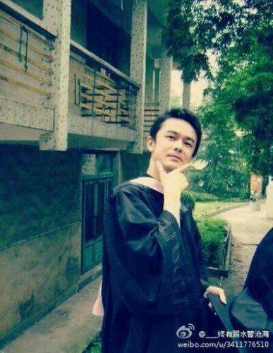 展开全部河图  古风歌手 河图,本名田卓,湖南怀化人,知名网络音乐人