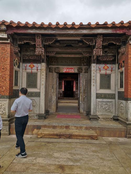 古厝正大门门楣上有"济阳衍派"四个大字,点明这里居住着蔡姓族人.