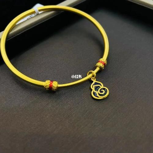 古法黄金手镯寓意着平安,佩戴在手上象征着平安顺遂,具有一生安康的