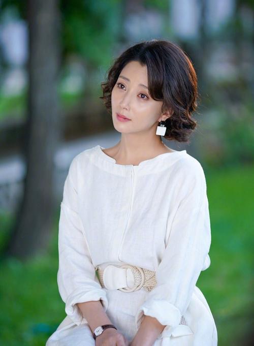 《你迟到的许多年》殷桃穿搭走红,莫莉教你穿衣好看的