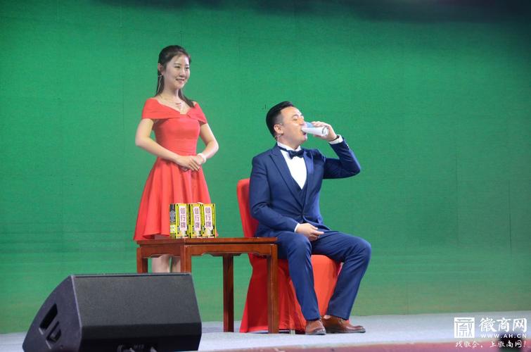 安徽卫视主持人大海,管管演绎爆笑小品会后大合影通过此次会议