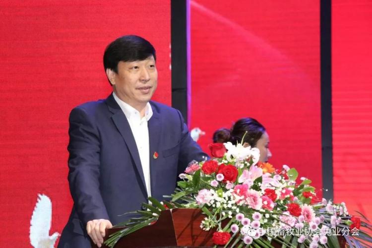 和田地委委员,行署副专员张玉宝作招商推介