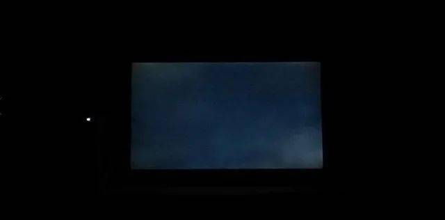 oled电视的黑场优势,在四周环境光关闭的时候,纯黑背景的标题像是悬浮