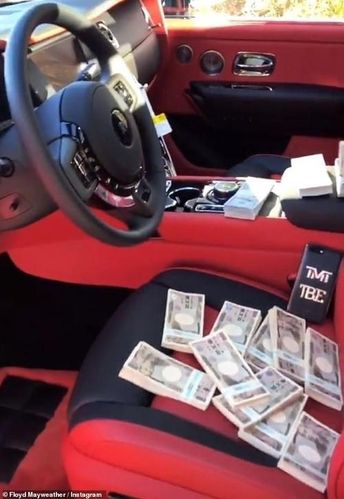 车上放钱炫富照片