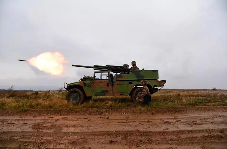 pcp001型82毫米车载速射迫击炮,配合国产"猛士"4x4军用越野车改进