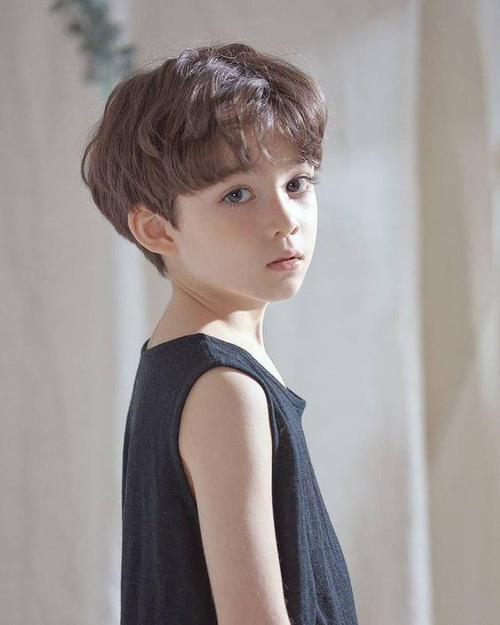 这位小朋友圆圆的锅盖头配上纹理烫发变得更加可爱,萌萌的特别讨人