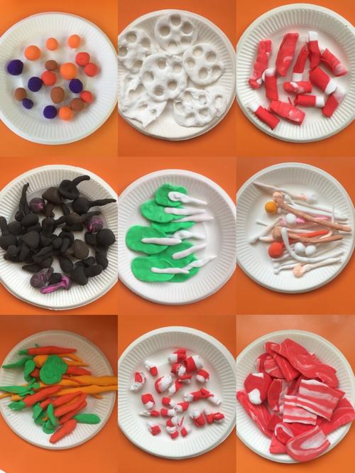 各色彩泥在孩子们手中升级为一盘盘新鲜美味的食材.