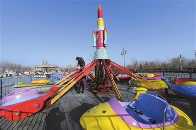 宝湖位于宁夏银川保伏桥南300米处,距市区1公里,占地面积近1000亩