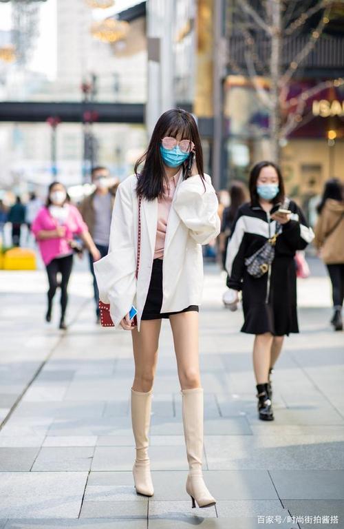 美女穿上长筒靴,更有味道,走在路上回头率百分百,自带