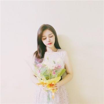 女生长发唯美捧花头像大全2020 收起你的虚伪滚出我的