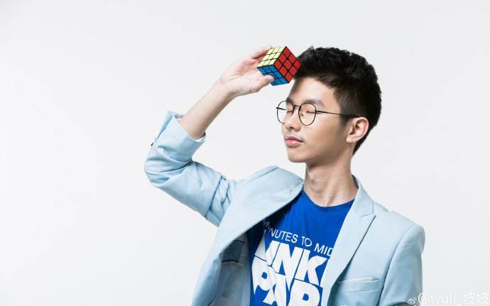 魔方选手小黄人—— 18岁的林恺俊告诉大家, 他是从10岁开始玩魔方的