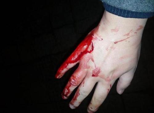 为防止嫌疑人驾车逃跑 巴南民警一拳击穿车窗