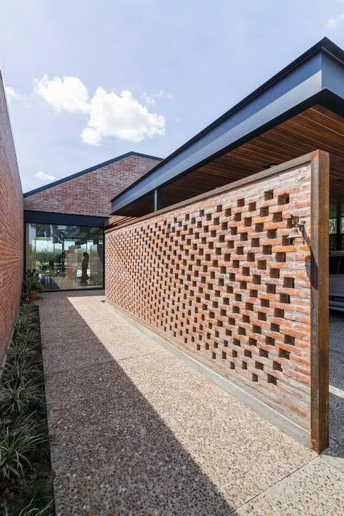 家里剩2车红砖,老爸就砌了个院墙,一格一格镂空通风全