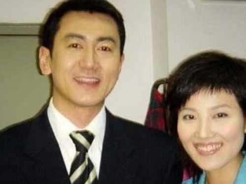 朱军水均益白岩松央视男主播娇妻谁最美图3