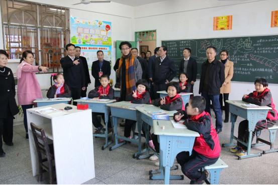 林宝金市长观摩聋哑学校孩子上课