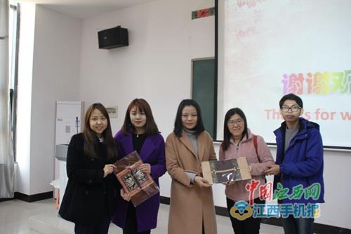 九江一中美术老师蔡丽为泰国师生展示《吹画》美术课