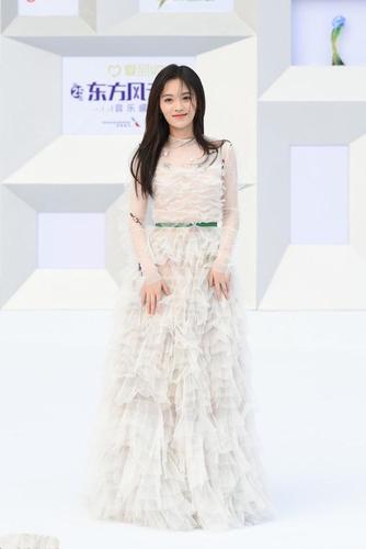 鞠婧祎的身高是硬伤,五五分的身材也就裙子能补救,裤子就算了吧