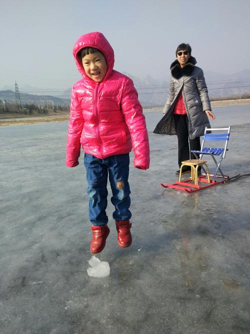 开春了在门头沟水库滑冰.