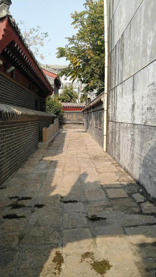 聊城有个仁义胡同,又称六尺巷,有康熙皇帝亲笔题字,应该是真的