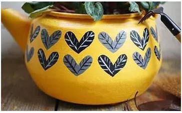 坏掉的烧水壶废物利用diy制作花盆的方法