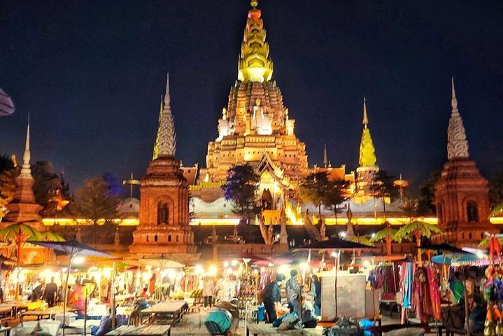 西双版纳告庄琳琅满目的夜市令人着迷,此处才是吃货真正的天堂!