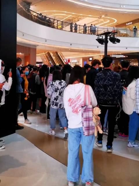 今天下午三点赵丽颖要来郑州正弘城