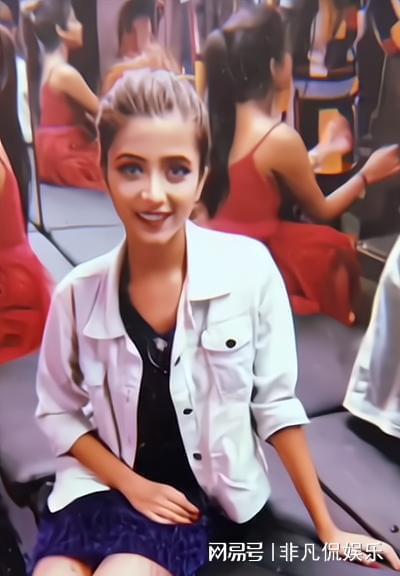 看的出来,"riyasanyal"从小生活优渥,父母思想比较开放,否则在当地,"