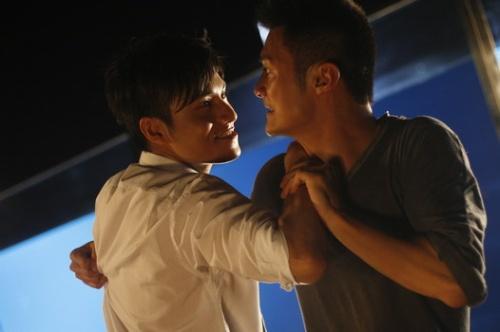 两只扭打的雄狮却是以忧郁著称的内地一线小生陈坤和香港小帅哥余文乐