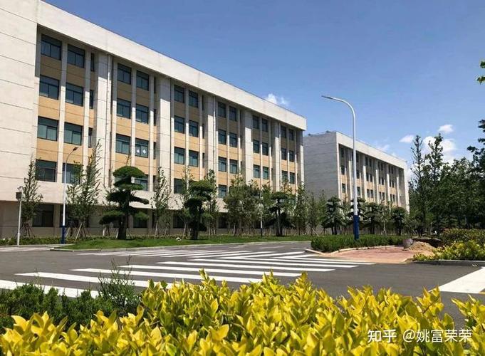 我是临沂职业学院的20级的,也算是新生,在经开新校区,宿舍和教学楼的