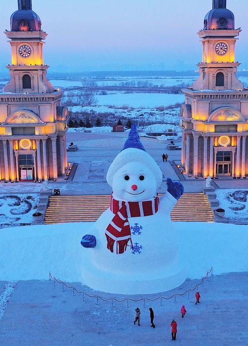 1/ 12 2021年1月4日,哈尔滨,在音乐公园长廊处,一个大雪人亮相.