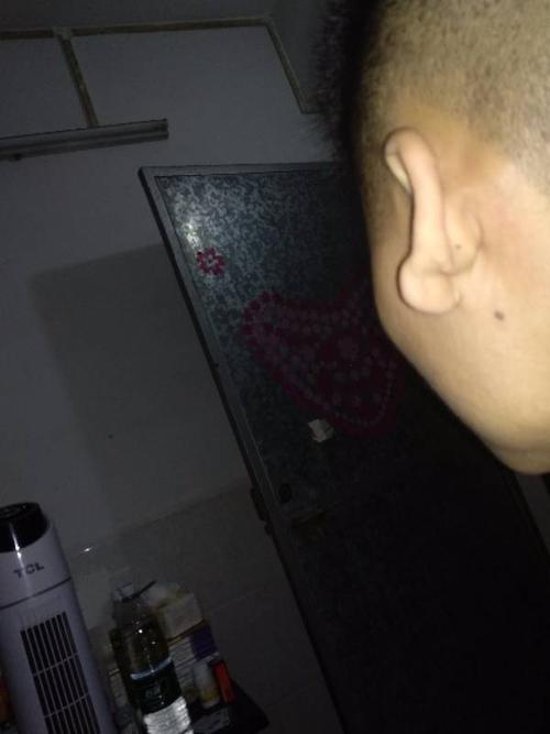 从小耳朵就是这样,从小都被人说,耳垂向上弯,耳垂大.